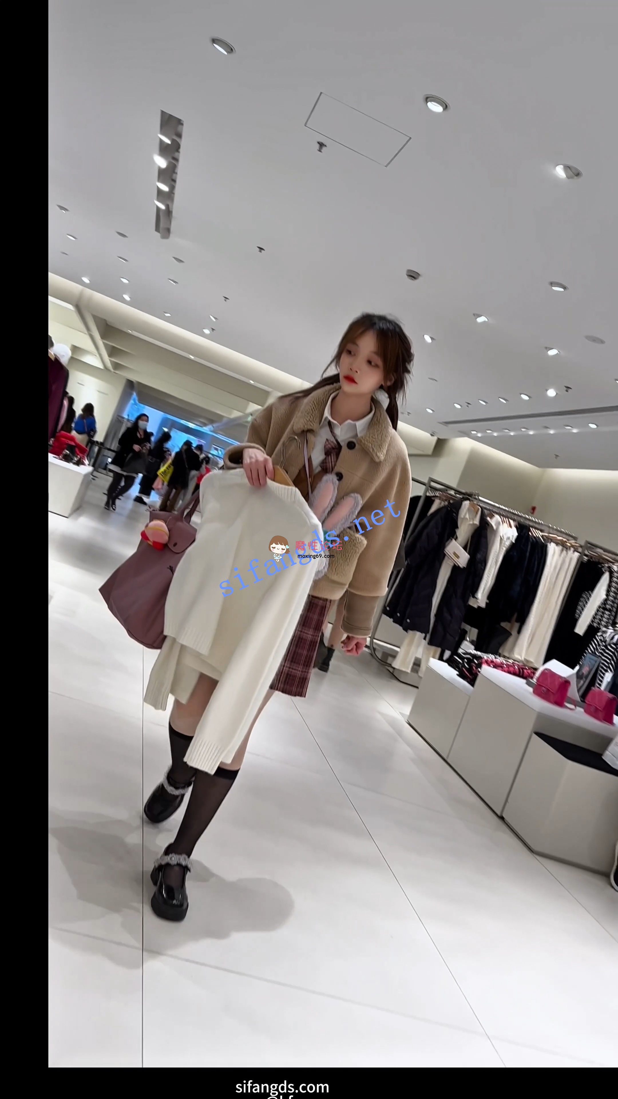 《KFC》街拍 路人美女 抄底合集 / 顶级高清设备拍摄《19套+19.48G/百度》 [几V多大-]