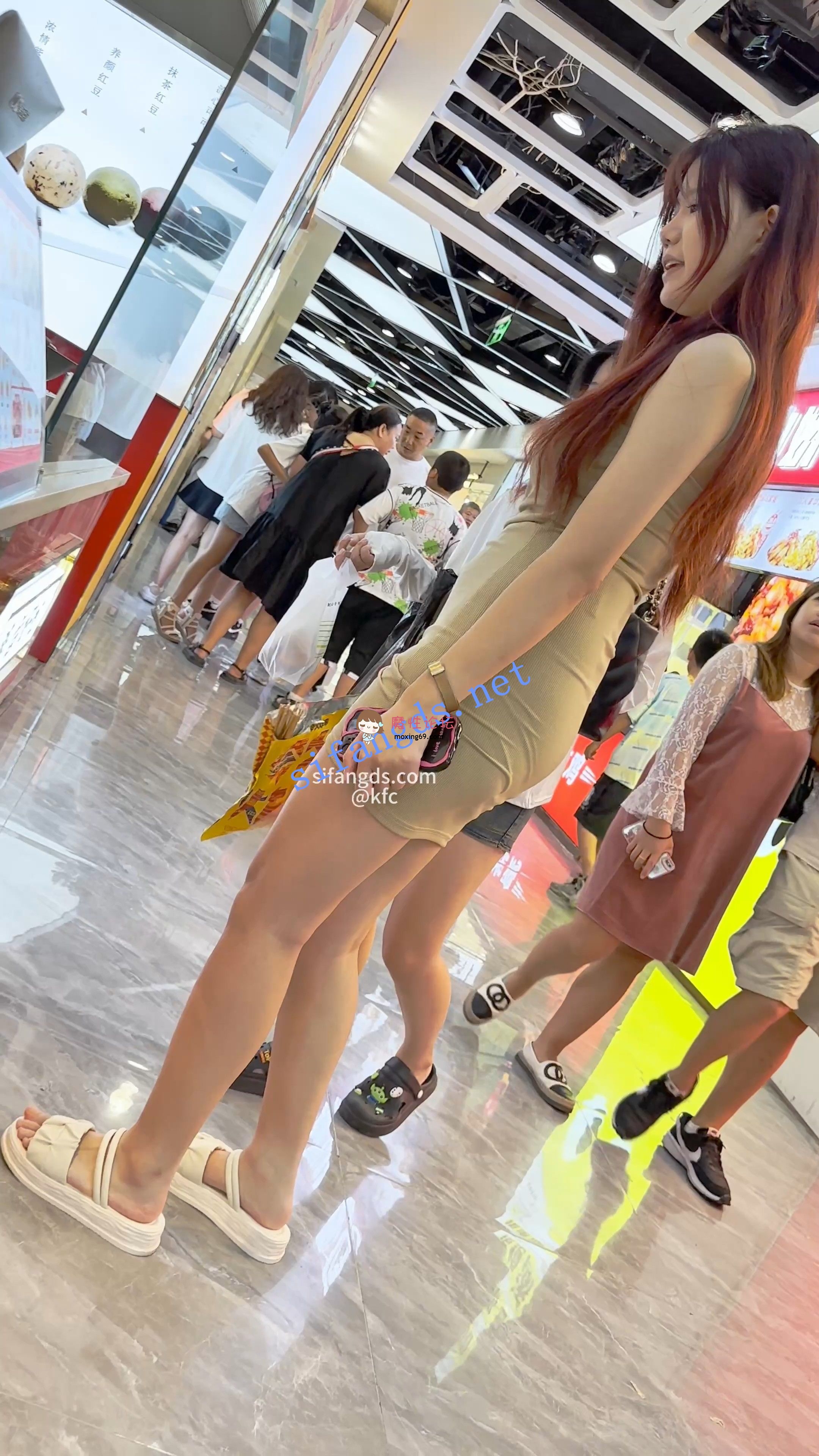 《KFC》包臀裙学生妹和闺蜜逛街~伸到两腿中间拍白色内内[1V+706M/百度》 [几V多大-]
