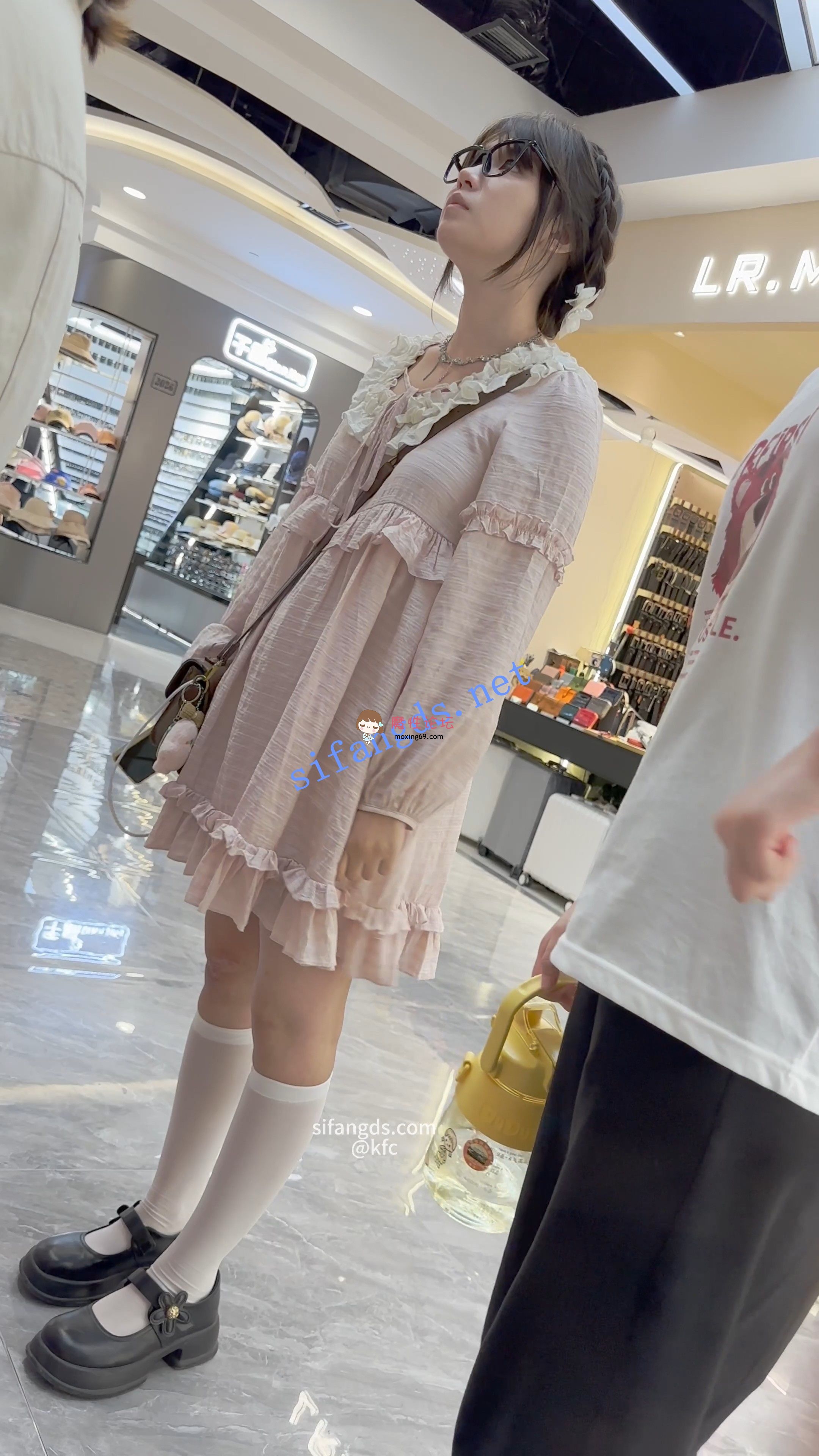 《KFC》学生妹独自逛街 ~ 白丝小腿袜~浅绿色透明内前后CD《1V+687M/百度》 [几V多大-]