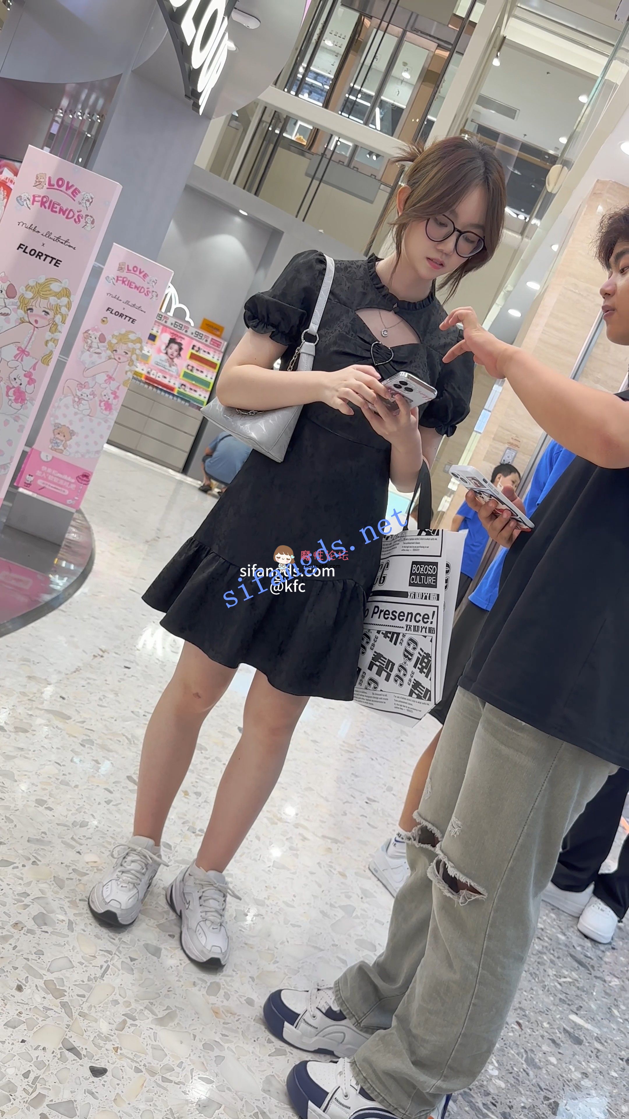 《KFC》街拍 路人美女 抄底合集 / 顶级高清设备拍摄《19套+19.48G/百度》 [几V多大-]