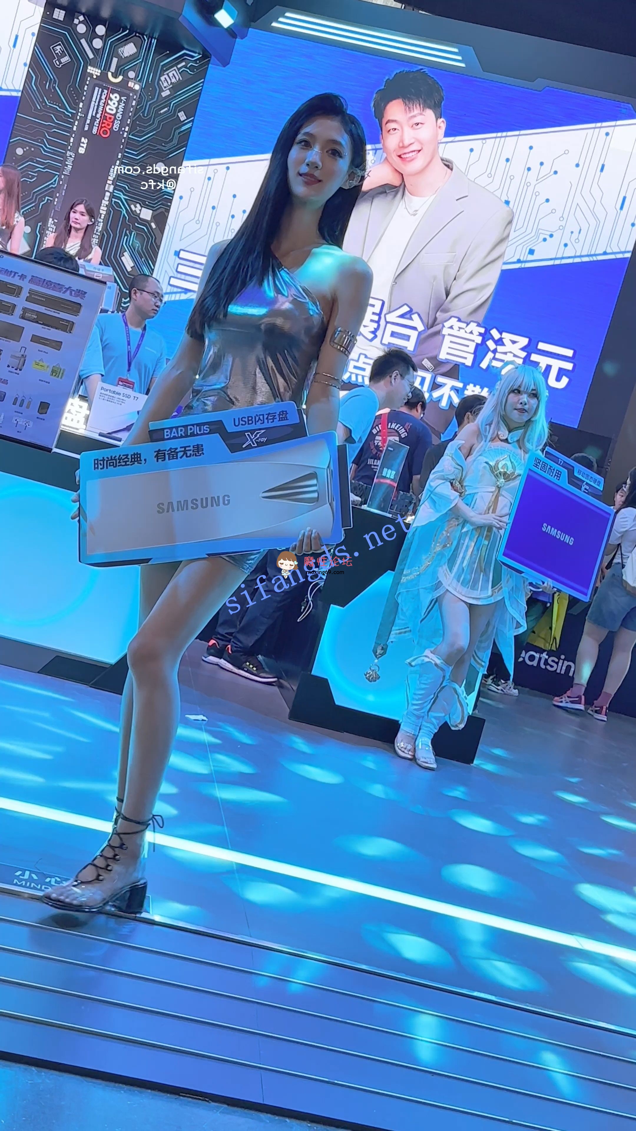 《KFC》展台模特举牌秀身材。紧身包臀裙白色内内前后CD《1V+308M/百度》 [几V多大-]