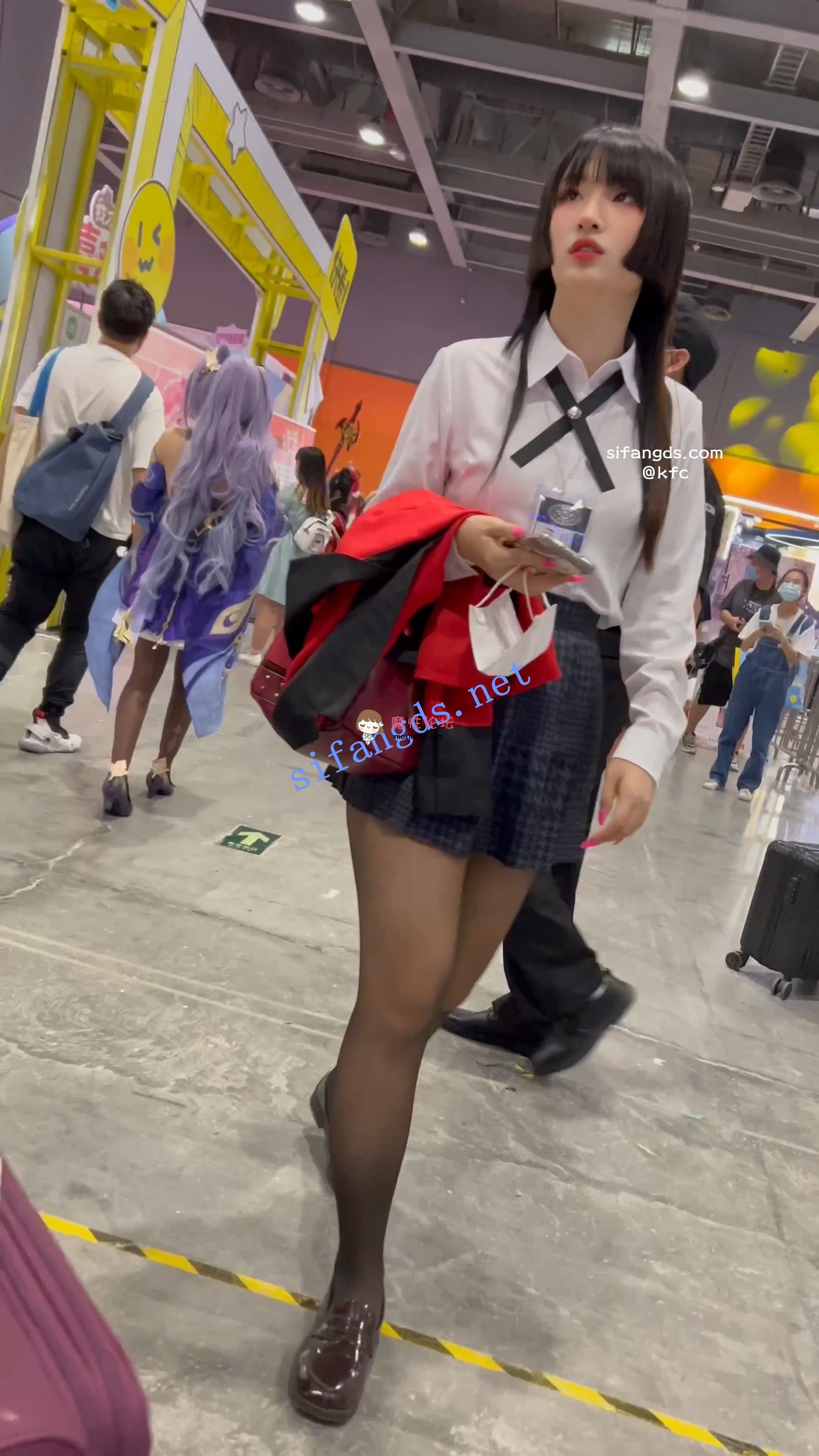 《KFC》制服JK学生妹和同学逛街拍照。黑丝袜白内前后CD《1V+447M/百度》 [几V多大-]