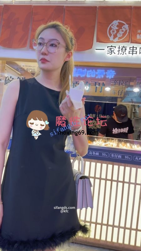 《KFC》长裙眼镜妹和闺蜜逛街买小吃。粉红色骚宅内前后CD [-]