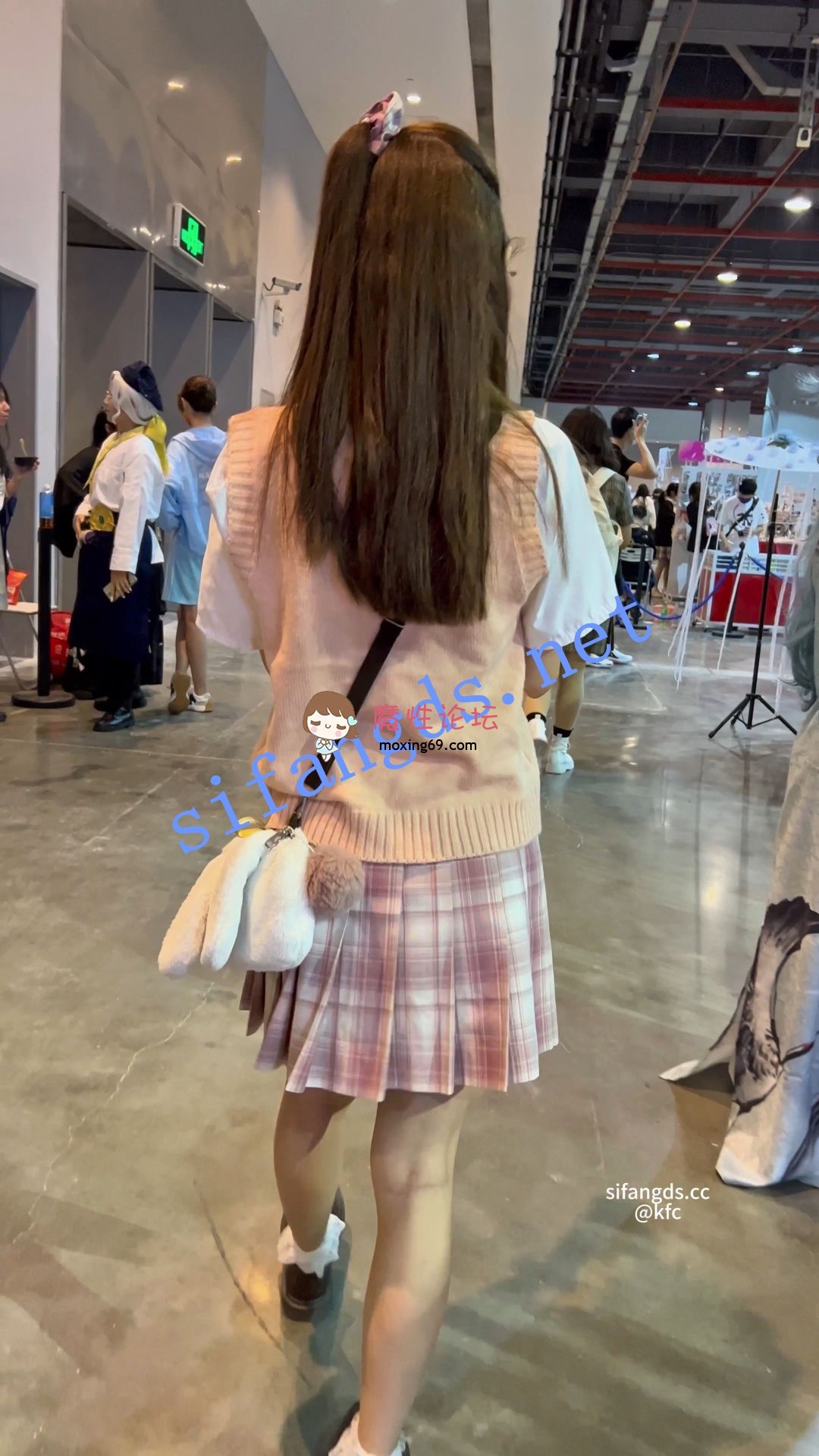 《 KFC 》制服JK学生妹。蕾丝白内超低角度CD，弯腰坐相机上《1v/4G/百度云》 [-]
