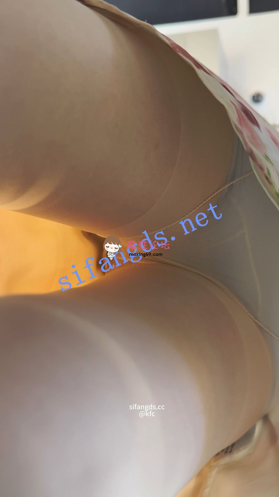 《 KFC 》包臀裙性感少妇买奶茶。肉色超薄丝袜蓝色内内够骚《1v/1.8G/百度云》 [-]