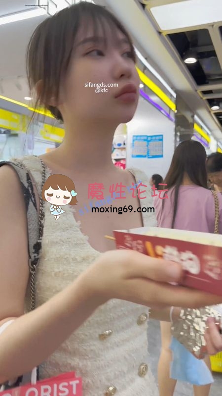 《KFC》刚做完丰唇的整容脸靓女。吊带长裙白色内逼处脏了 [几V多大-]