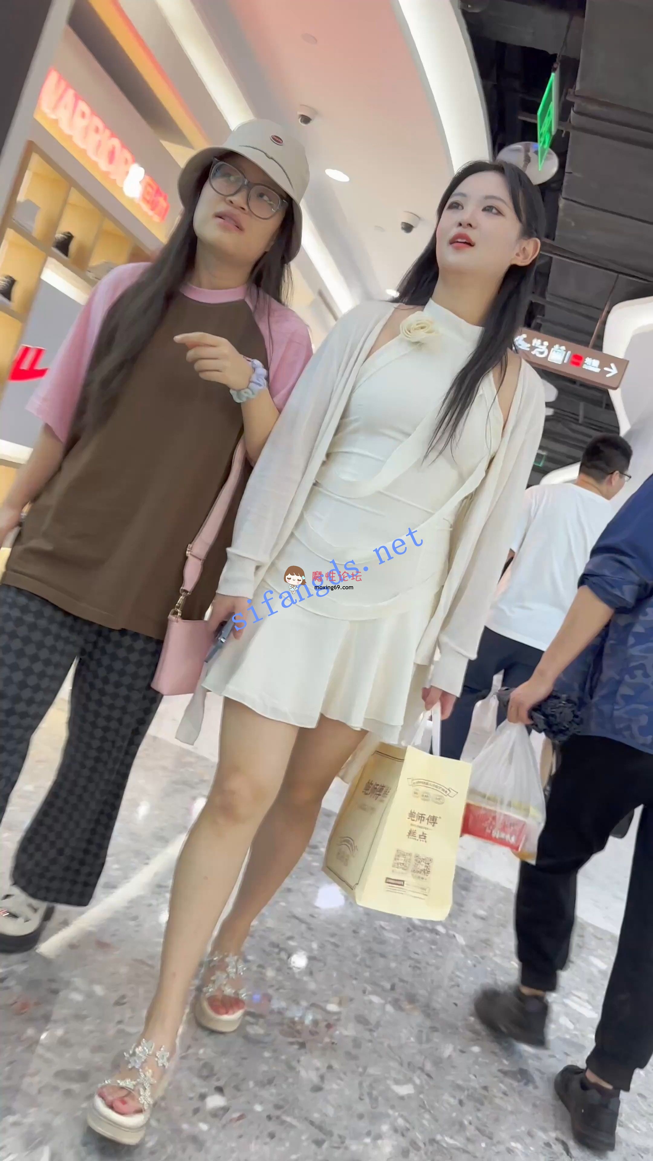 《KFC》街拍 路人美女 抄底合集 / 顶级高清设备拍摄《19套+19.48G/百度》 [几V多大-]