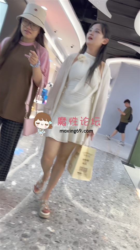 《KFC》短裙靓女和闺蜜逛街。无痕内内前后CD [-]