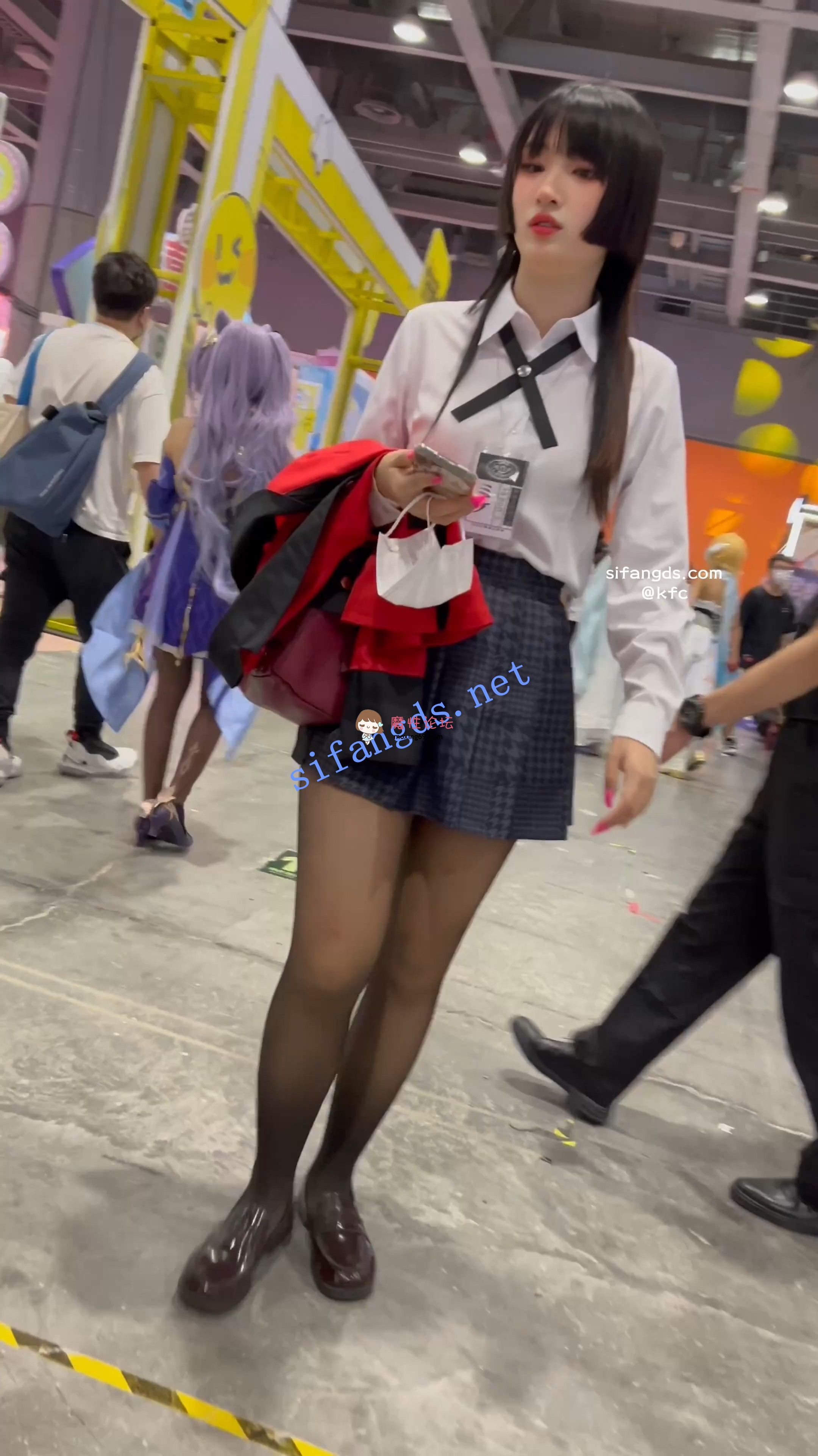 《KFC》制服JK学生妹和同学逛街拍照。黑丝袜白内前后CD《1V+447M/百度》 [几V多大-]