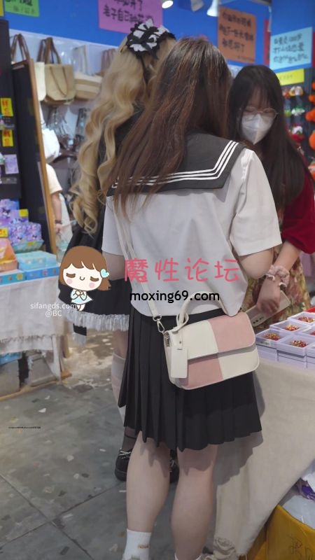 《KFC》刚做完丰唇的整容脸靓女。吊带长裙白色内逼处脏了 [几V多大-]