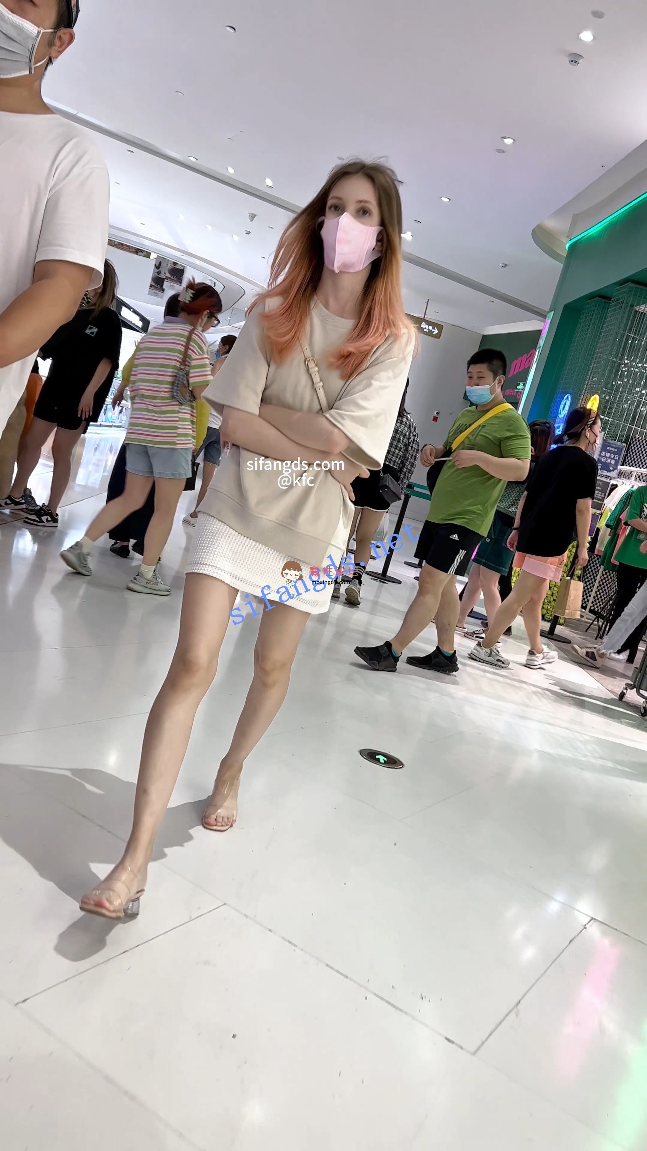 《KFC》街拍 路人美女 抄底合集 / 顶级高清设备拍摄《19套+19.48G/百度》 [几V多大-]
