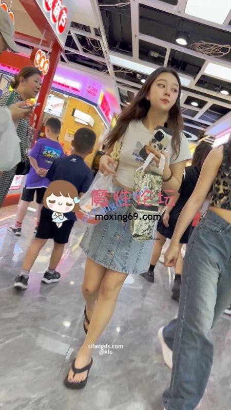 《KFC》刚做完丰唇的整容脸靓女。吊带长裙白色内逼处脏了 [几V多大-]