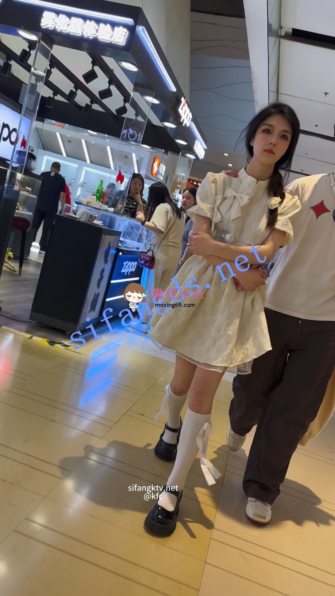 《KFC》⭐顶级CD极品学妹..情人节当众被男友扣B透明内露毛《1v/3G/百度云》 [-]