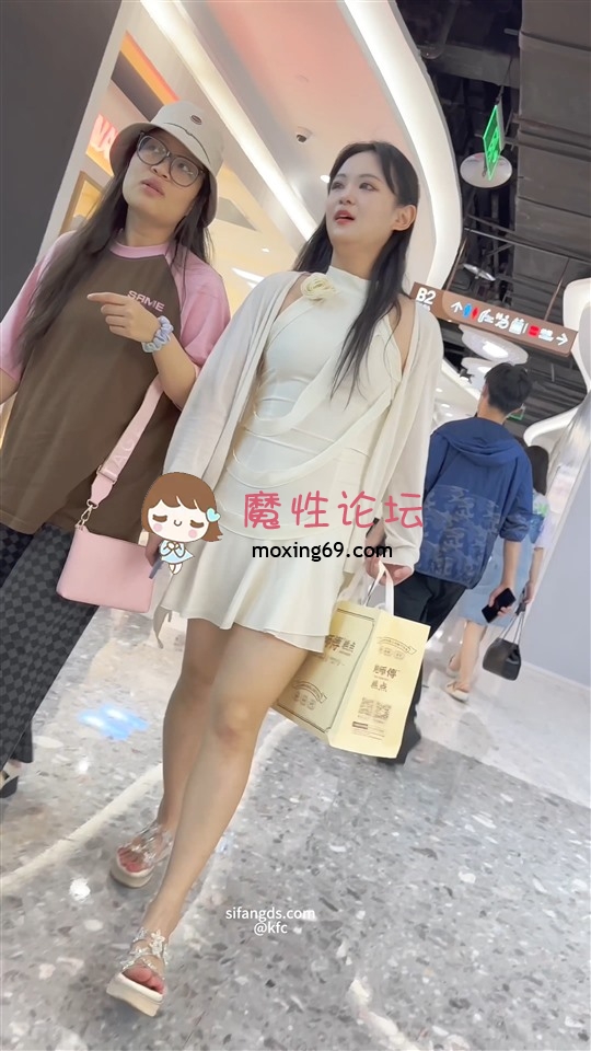 《KFC》短裙靓女和闺蜜逛街。无痕内内前后CD [-]