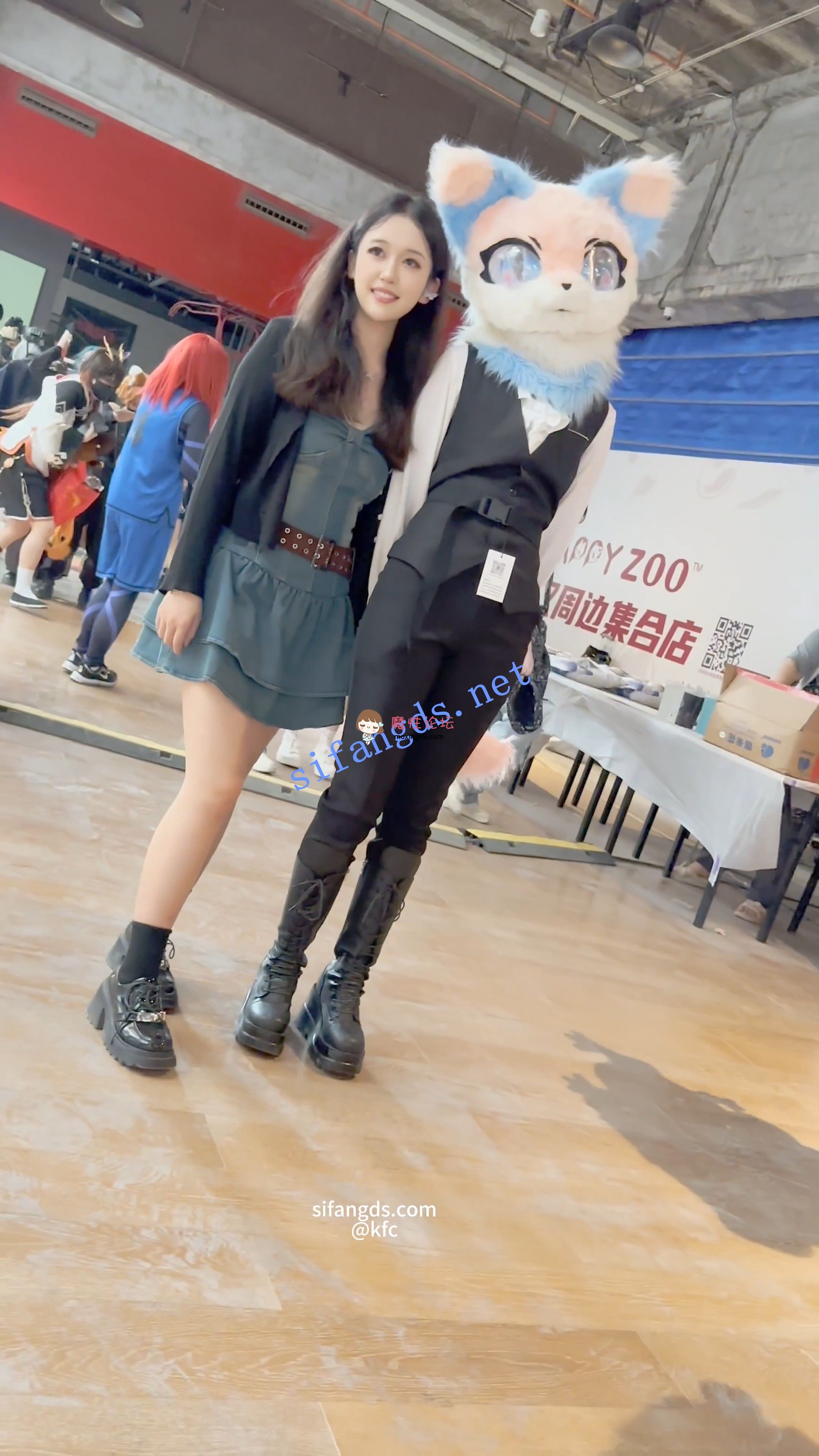 《KFC》街拍 路人美女 抄底合集 / 顶级高清设备拍摄《19套+19.48G/百度》 [几V多大-]