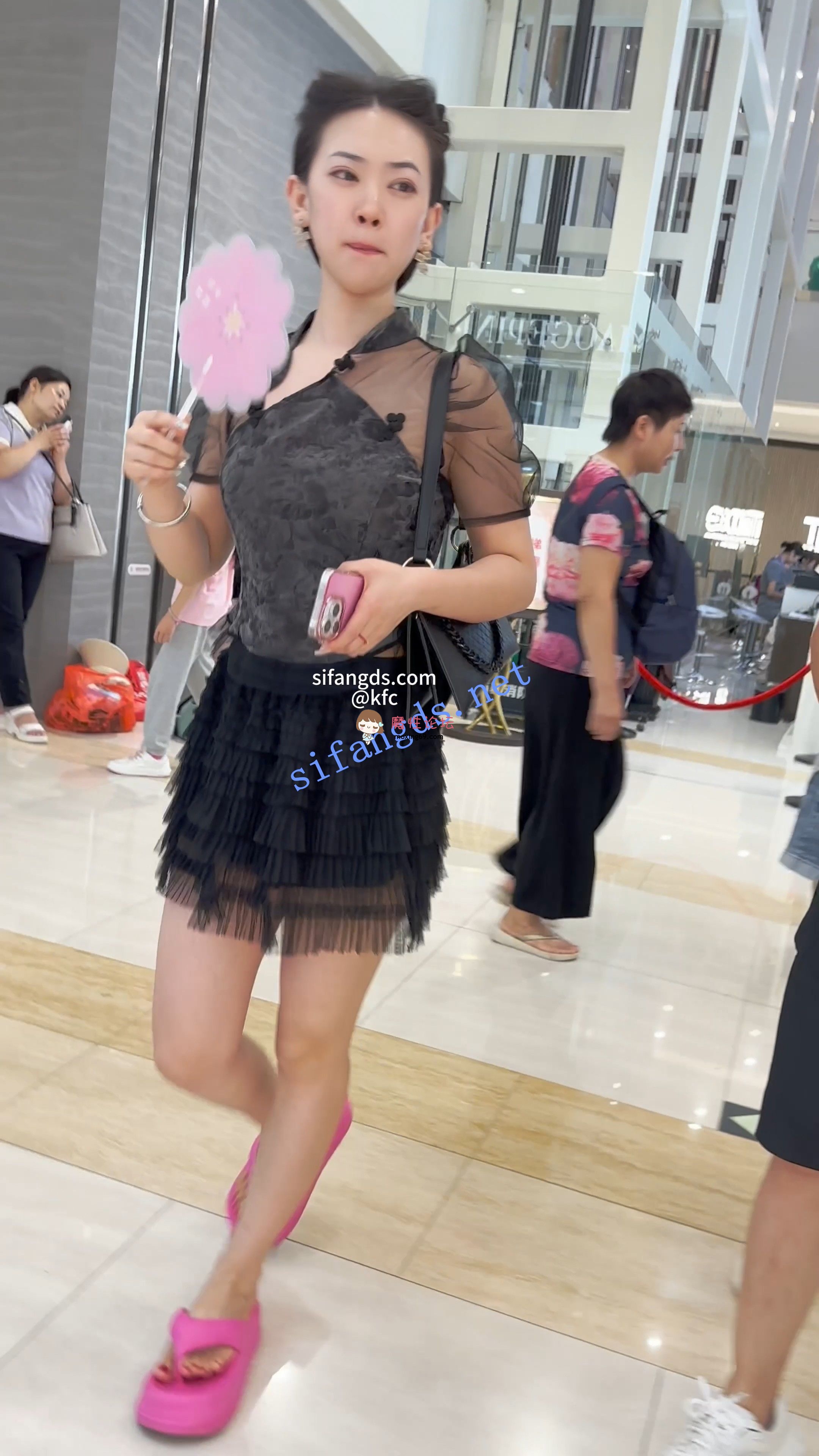 《KFC》街拍 路人美女 抄底合集 / 顶级高清设备拍摄《19套+19.48G/百度》 [几V多大-]