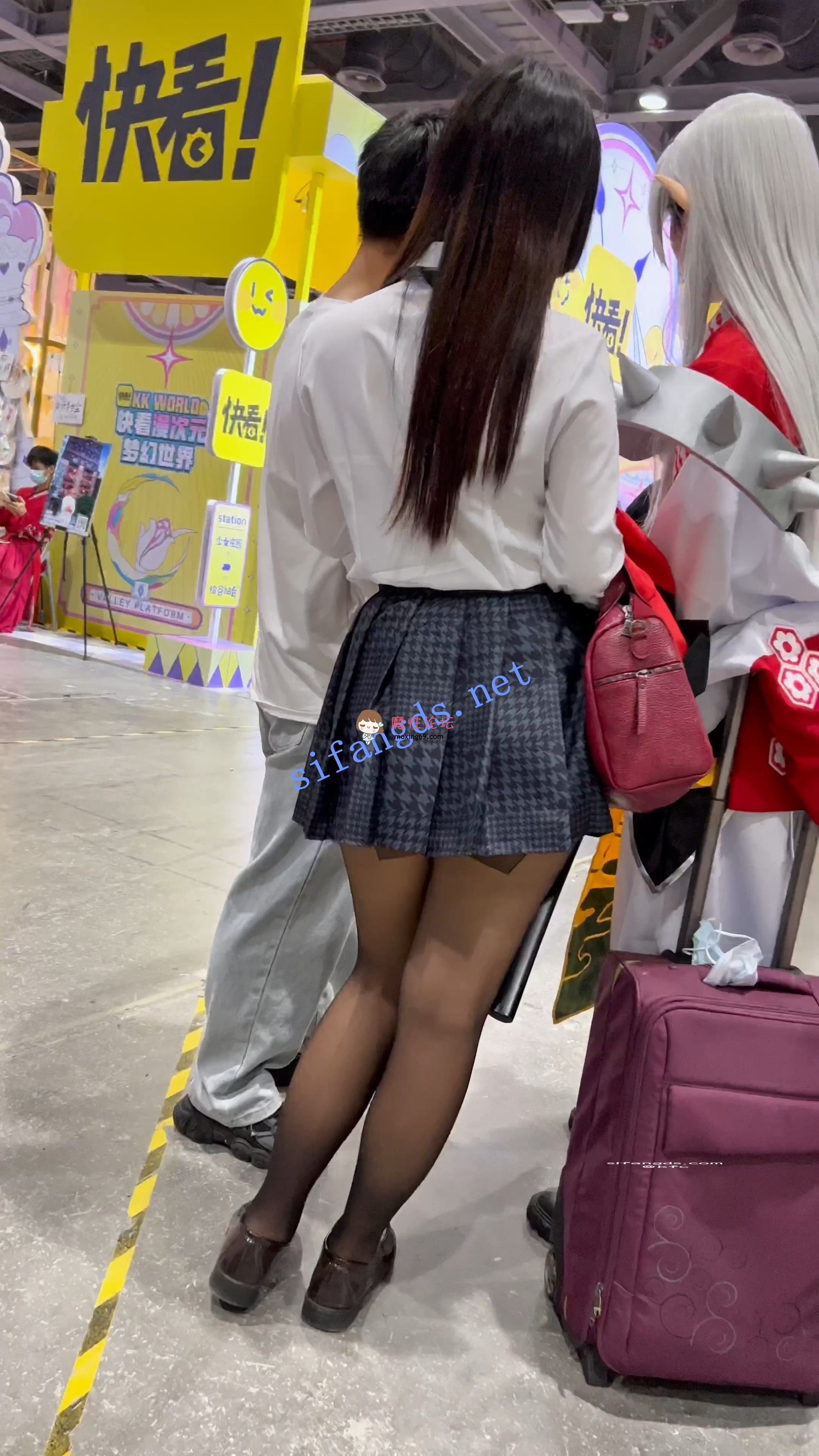 《KFC》制服JK学生妹和同学逛街拍照。黑丝袜白内前后CD《1V+447M/百度》 [几V多大-]