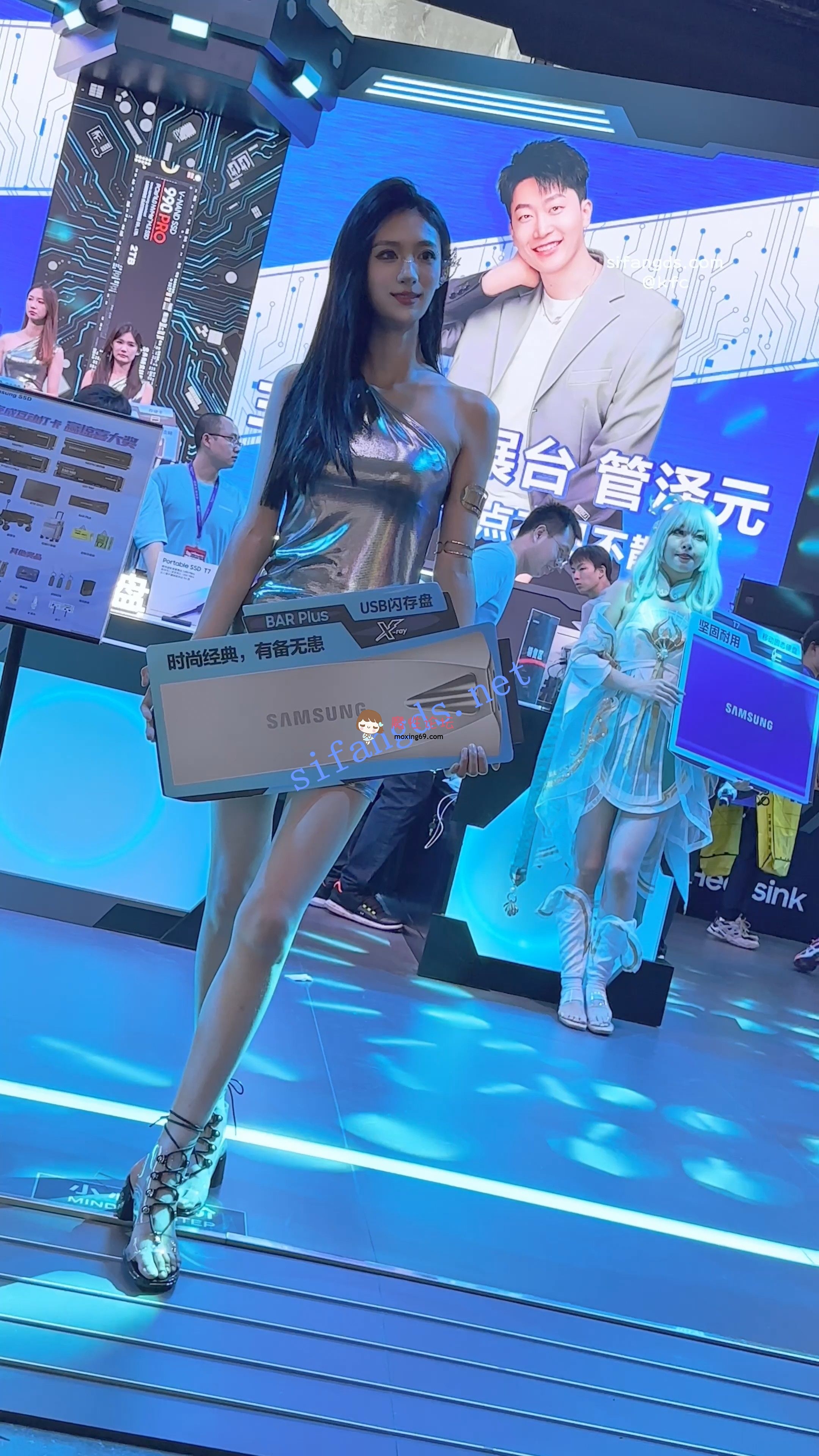 《KFC》展台模特举牌秀身材。紧身包臀裙白色内内前后CD《1V+308M/百度》 [几V多大-]