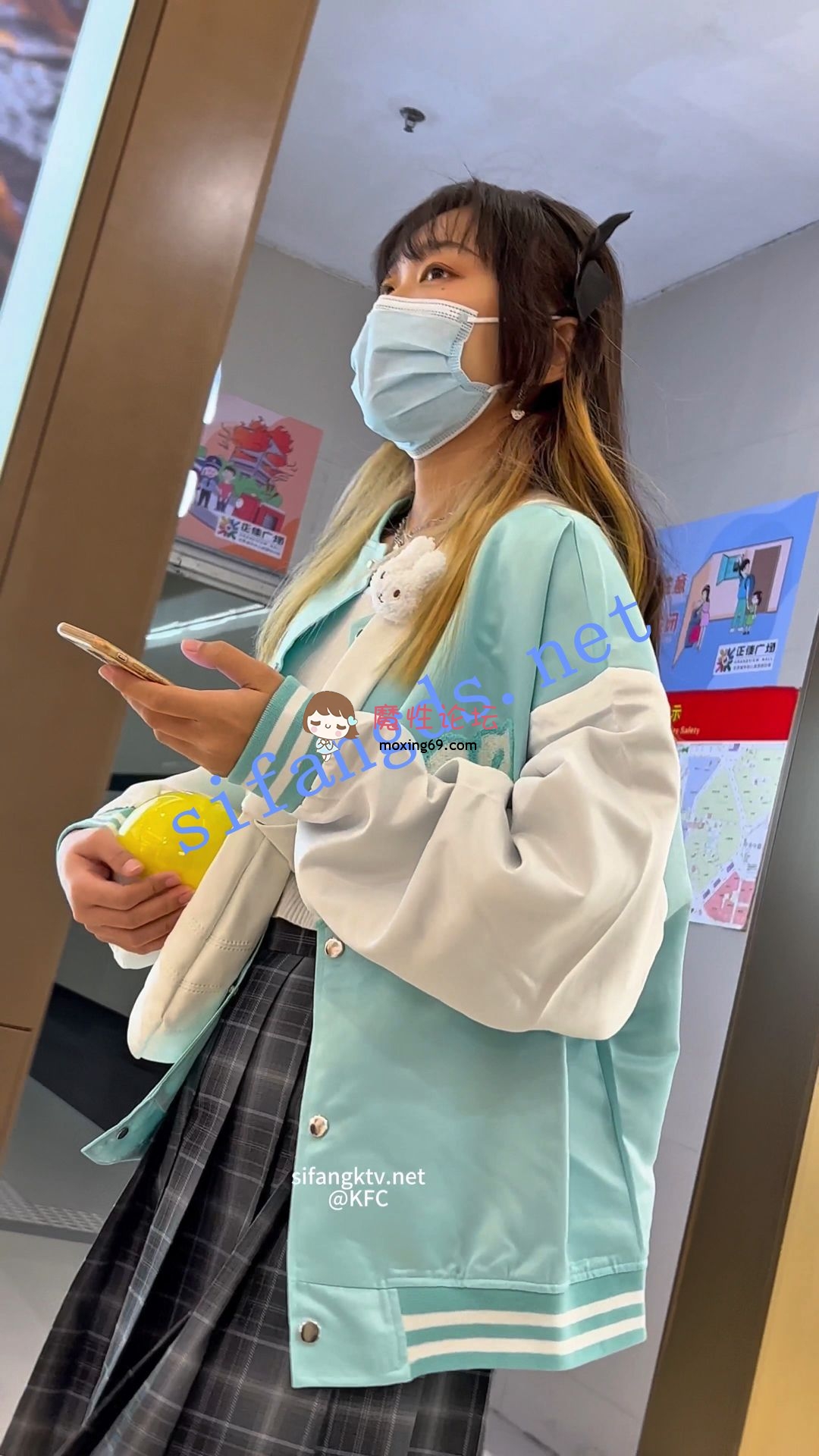 《 KFC 》两个JK制服学生妹逛街。都穿了半透明内露出黑森林《1v/4.6G/百度云》 [-]
