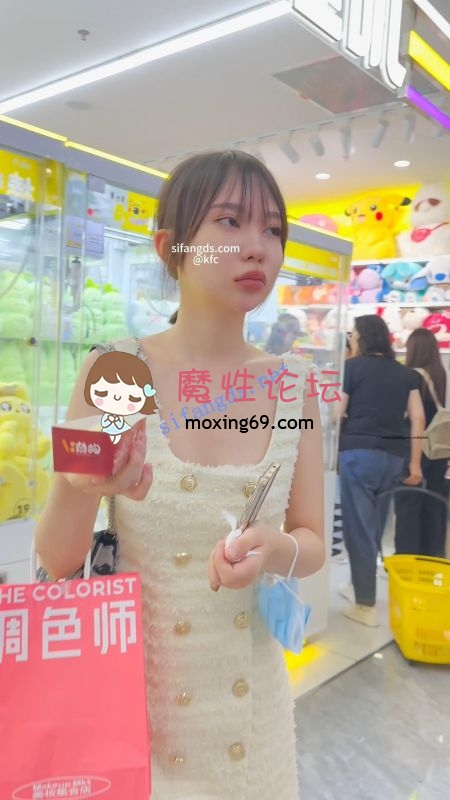 《KFC》刚做完丰唇的整容脸靓女。吊带长裙白色内逼处脏了 [几V多大-]