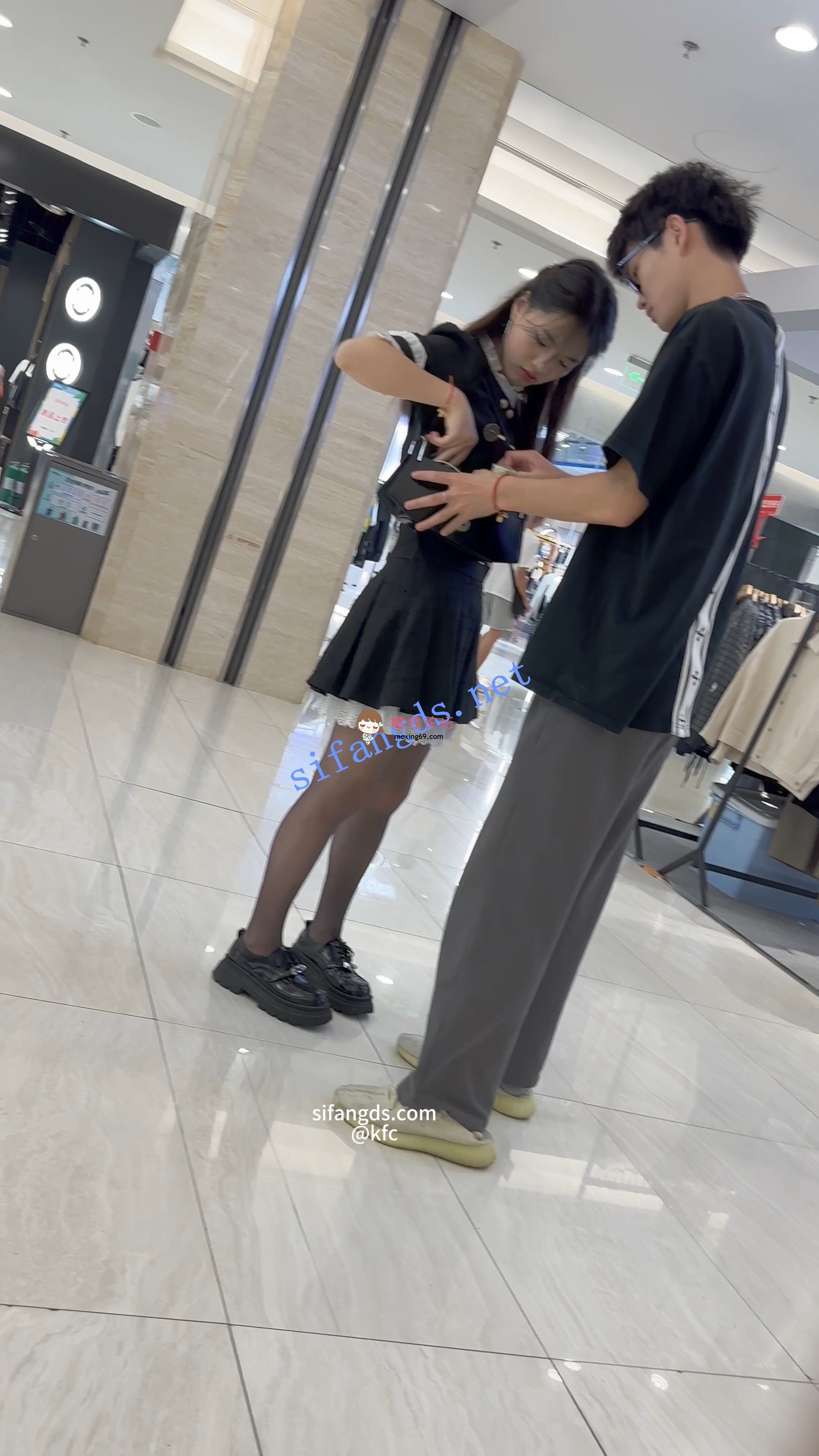 《KFC》短裙学生妹和男友逛街。黑色丝袜白内前后低角度CD《1V+710M/百度》 [几V多大-]