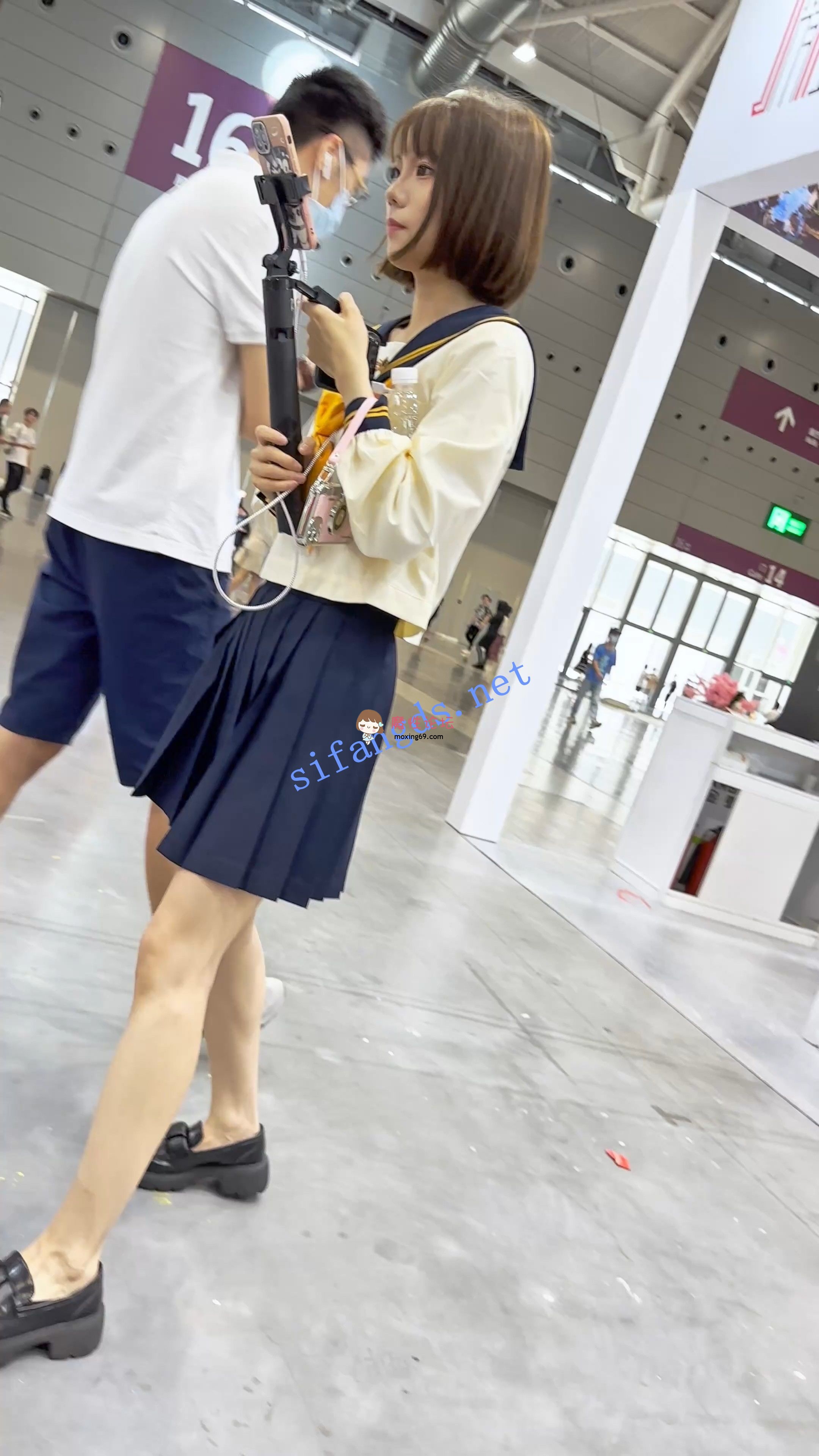 《KFC》街拍 路人美女 抄底合集 / 顶级高清设备拍摄《19套+19.48G/百度》 [几V多大-]