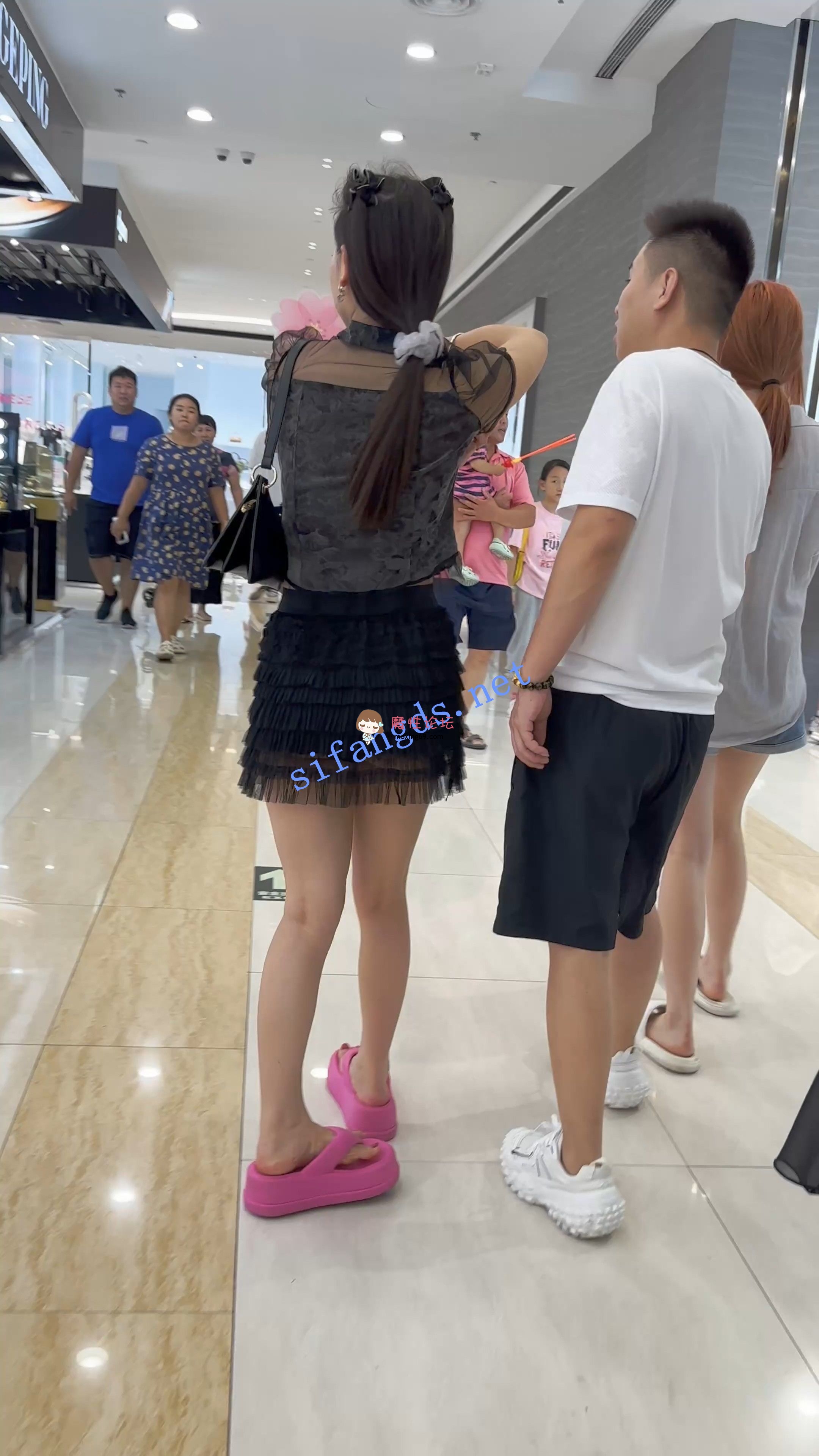 《内购某房独家》KFC 少妇和男友逛街。黑短裙红色窄内前后CD《1V+313M/百度》 [几V多大-]