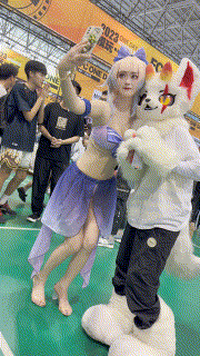 《KFC》泳装COSER拍照。被LSP摄影师抓着拍。紫色骚丁前后CD 《1V 1.41GB》[夸克] [几V多大-]