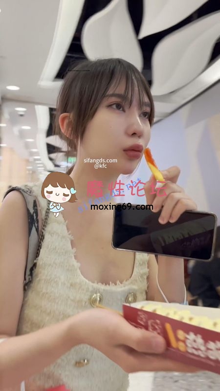 《KFC》刚做完丰唇的整容脸靓女。吊带长裙白色内逼处脏了 [几V多大-]