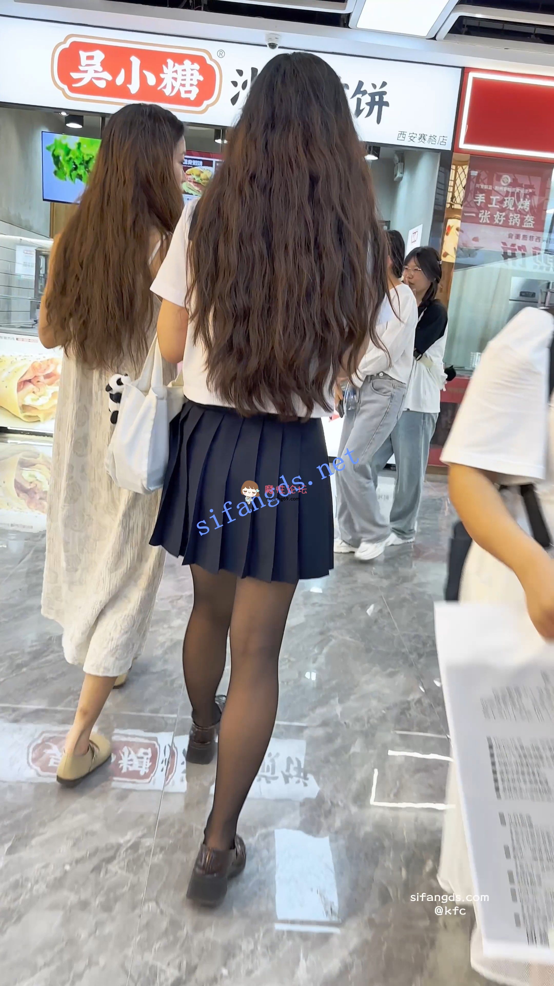 《KFC》JK制服学生妹和闺蜜逛街。黑丝水手服黑内前后CD《1V+1.14G/百度》 [几V多大-]