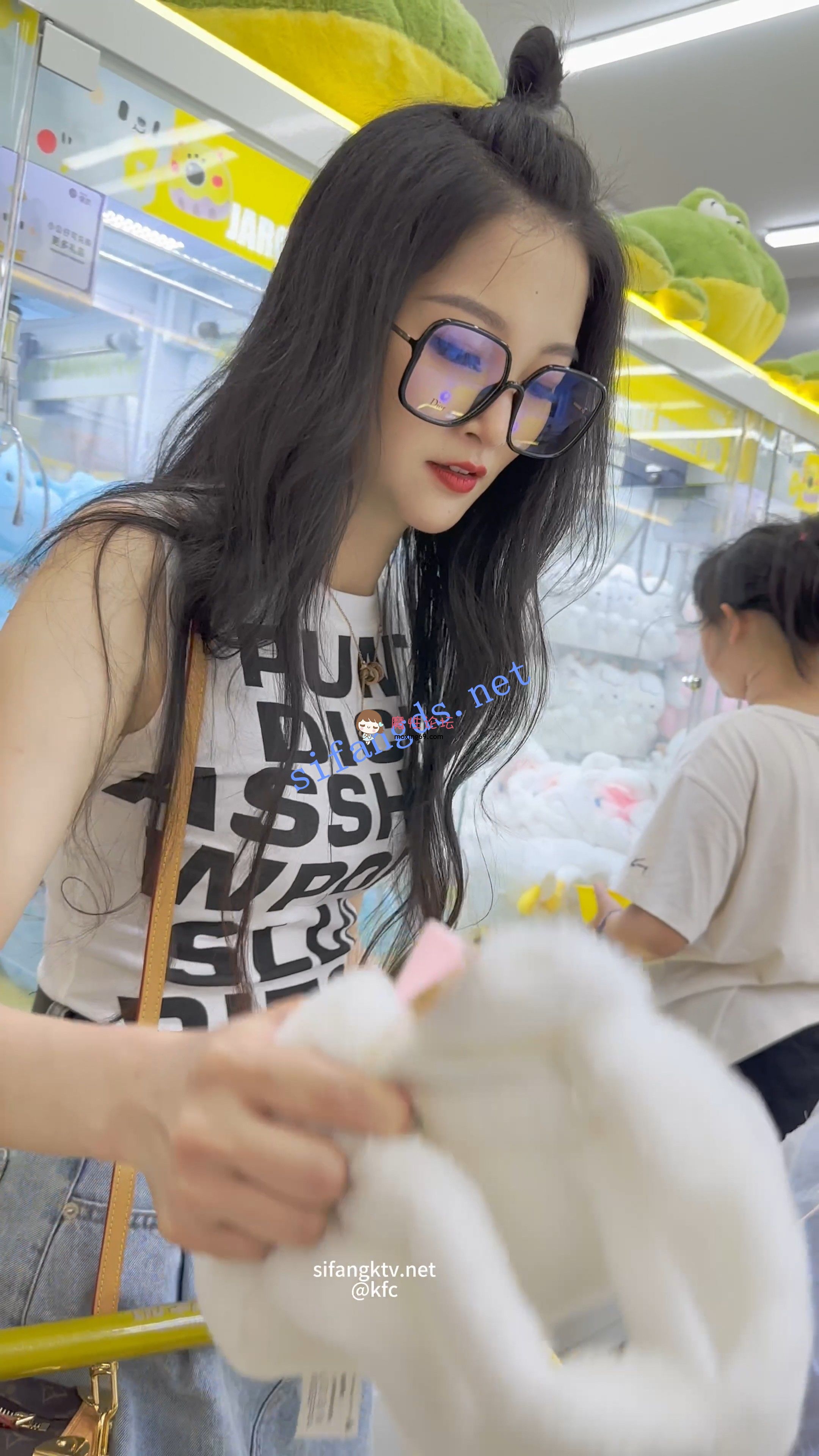 《KFC》极品牛仔裙少妇抓娃娃，弯腰时骚窄内露出一片阴唇《1v/3.2G/百度云》 [-]
