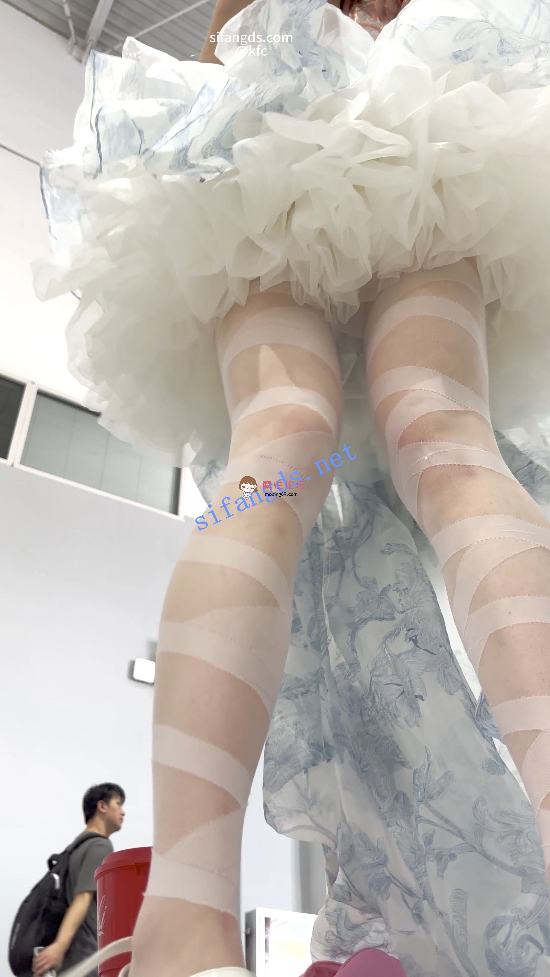 《KFC》街拍 路人美女 抄底合集 / 顶级高清设备拍摄《19套+19.48G/百度》 [几V多大-]