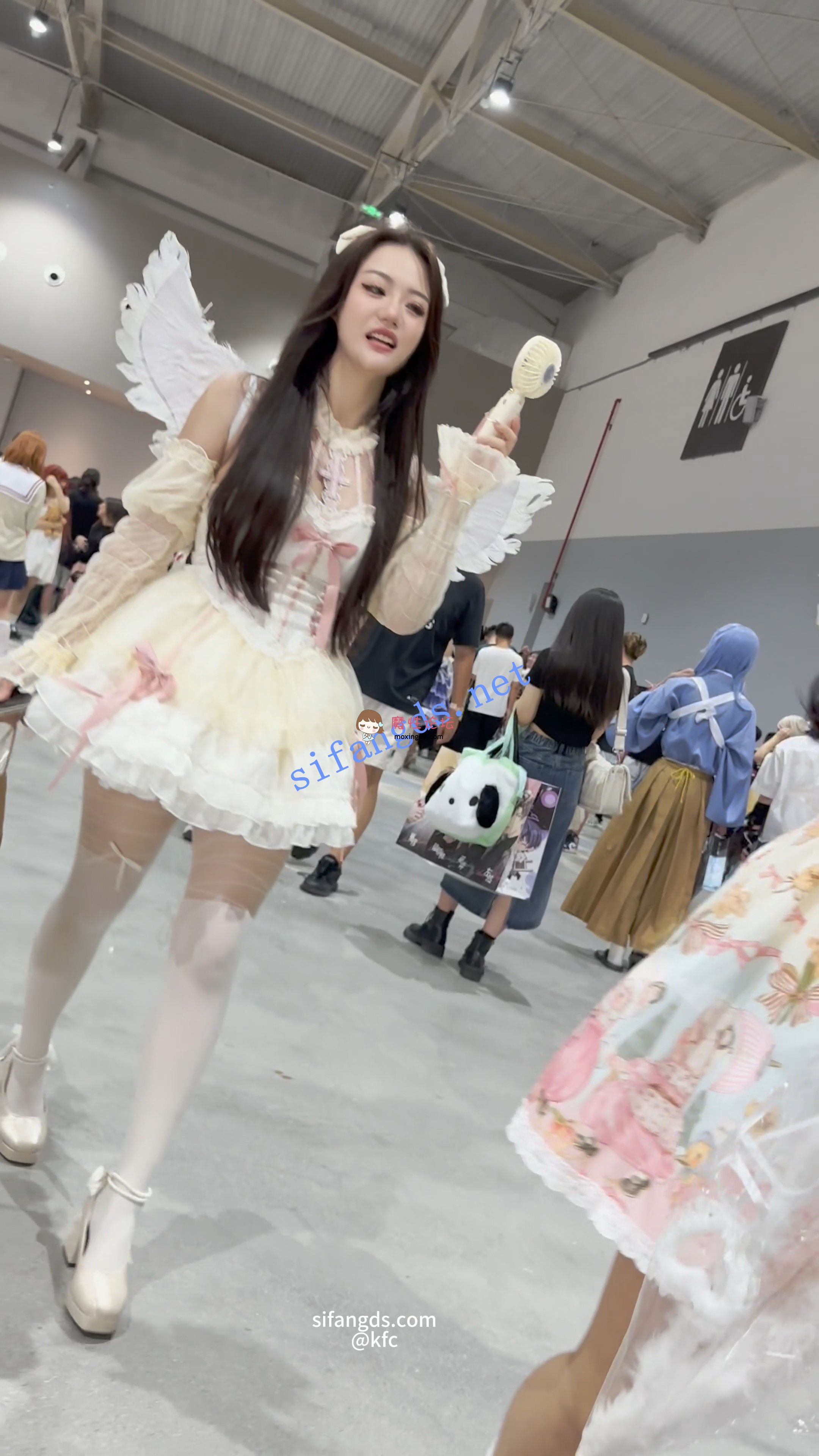 《KFC》街拍 路人美女 抄底合集 / 顶级高清设备拍摄《19套+19.48G/百度》 [几V多大-]