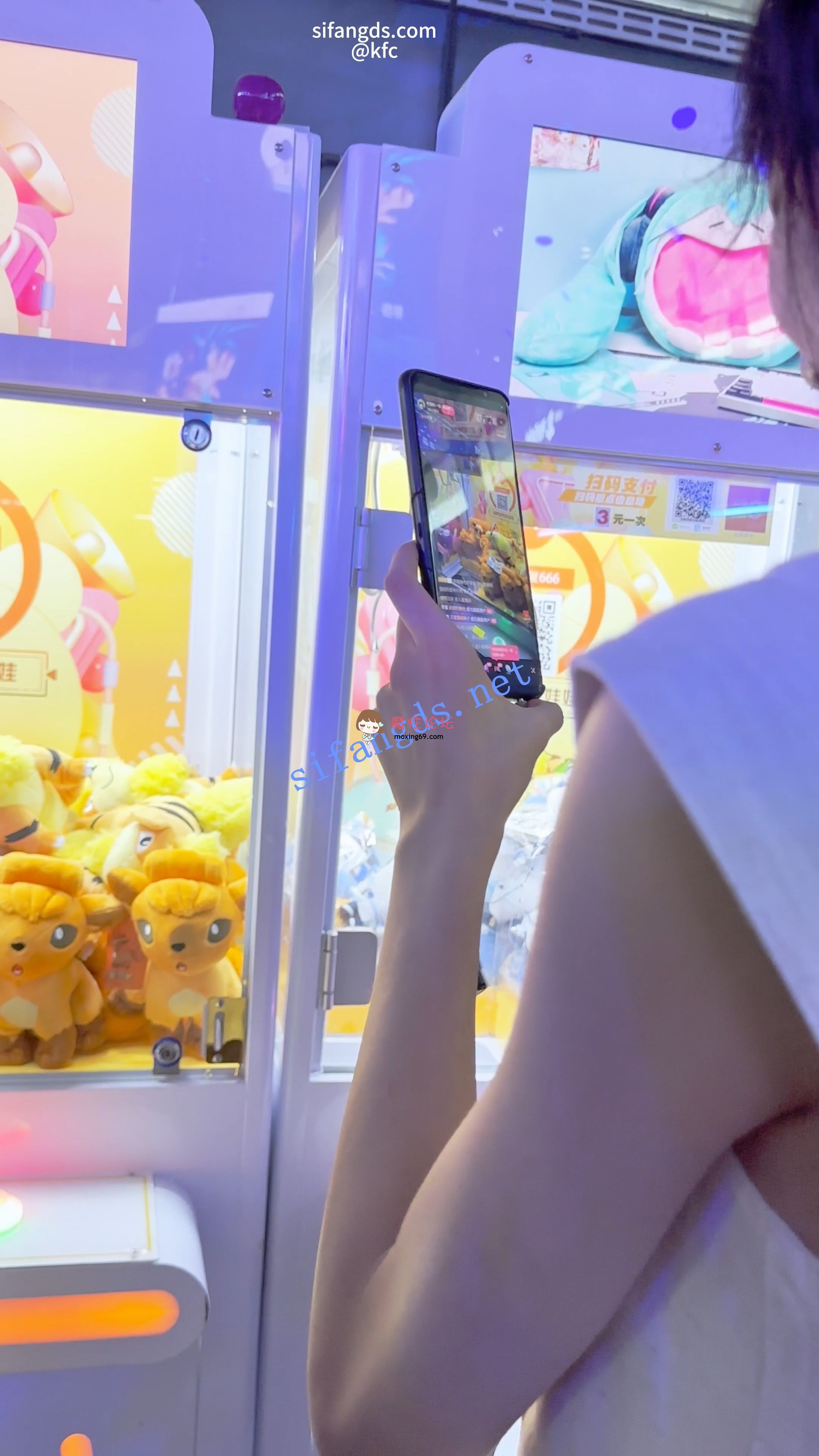 《KFC》女主播直播和大哥互动·一直在笑没发现裙下被CD漏毛《1V+731M/百度》 [-]