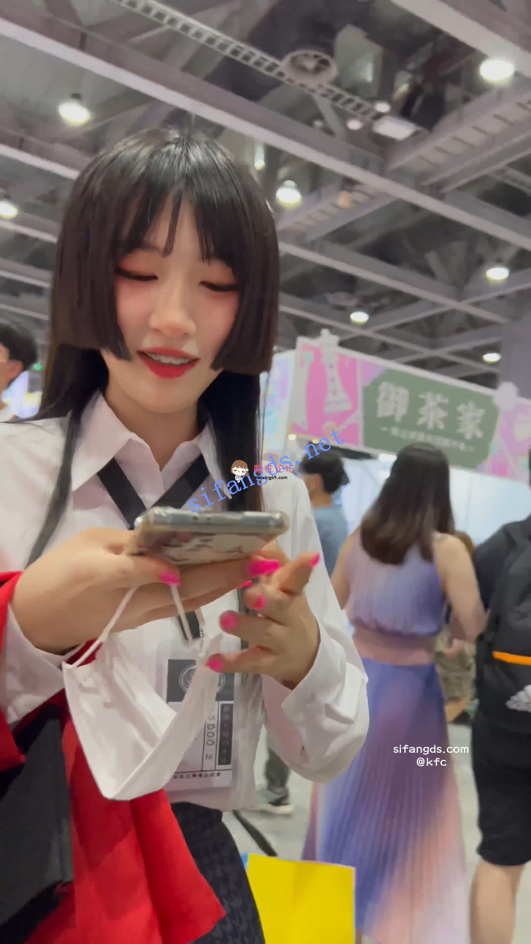《KFC》制服JK学生妹和同学逛街拍照。黑丝袜白内前后CD《1V+447M/百度》 [几V多大-]