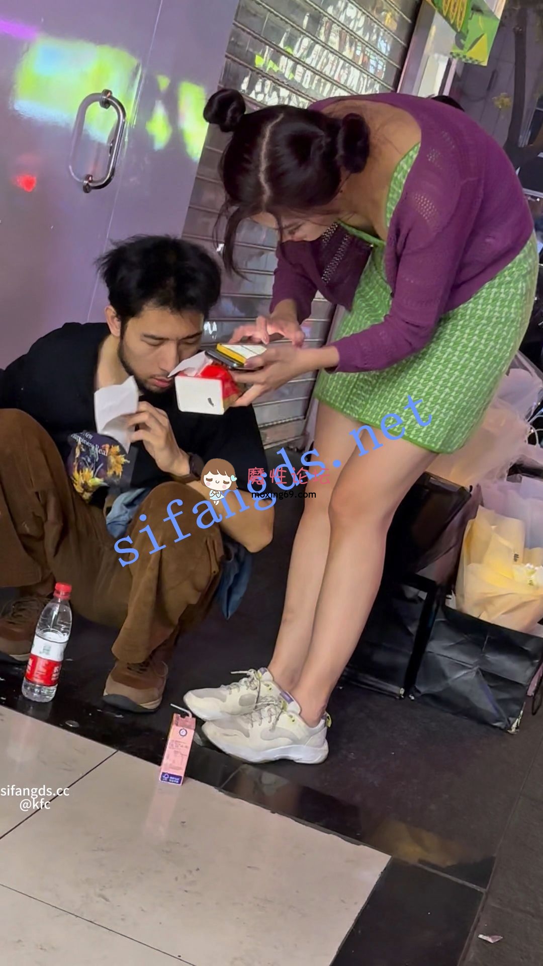 《 KFC 》丸子头骚货扶着喝多的男友。翘起屁股给你看丁字裤《1v/3.2G/百度云》 [-]
