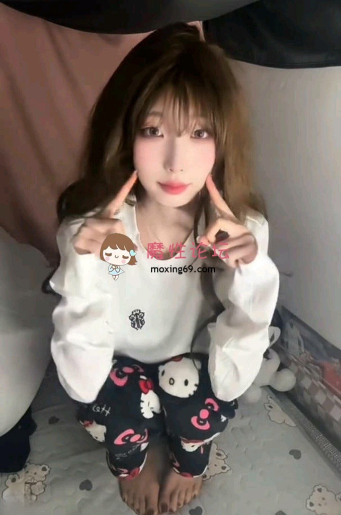 [度盘]抖音 小水不哭 十万粉丝高颜值女大学生丝足美脚伺候富哥 [1V+1.1G] [几V多大-]
