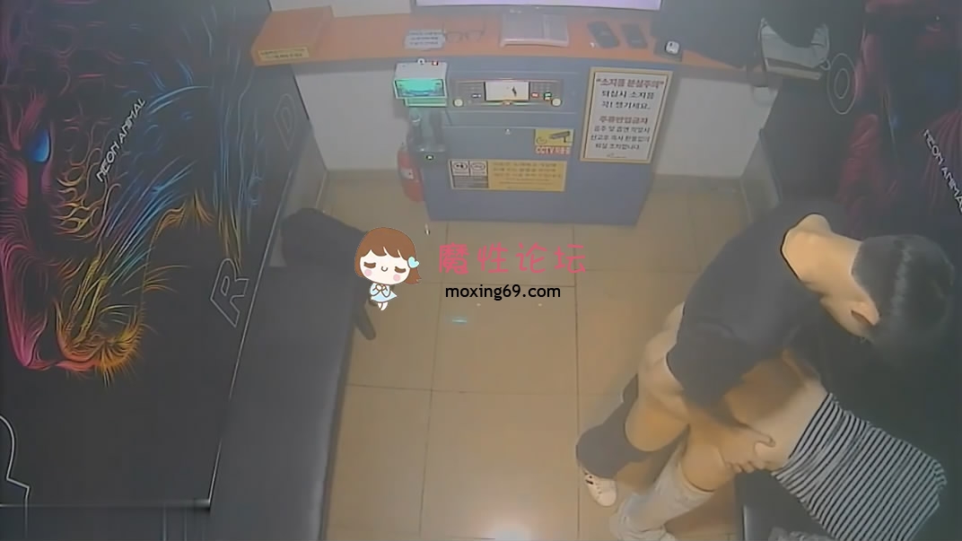 年轻情侣调皮的女生对着摄像头比剪刀手和男友在沙发上做爱小哥经验不足差点早泄[1V1790M][BT] [-]