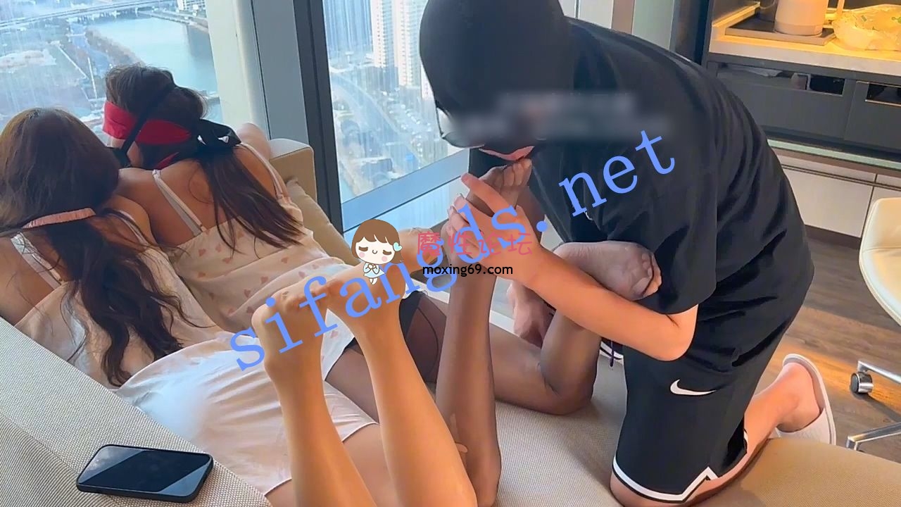 好看~《大玩家的足欲》最新约拍猥亵素人 舔舐嫩足 玩腿合集《20V+7.68G/百度》 [-]