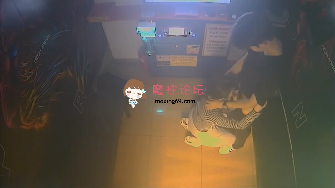 年轻情侣调皮的女生对着摄像头比剪刀手和男友在沙发上做爱小哥经验不足差点早泄[1V1790M][BT] [-]