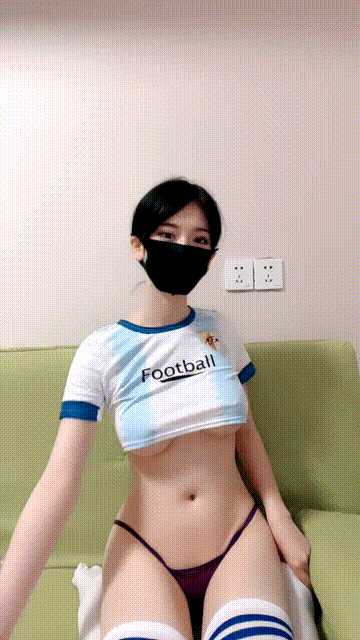 新来的足球宝贝，极品大奶尤物，听狼友指挥露脸大秀，高颜值好身材揉奶玩逼给狼友看，互动撩骚精彩[2V 5571 MB] [BT] [-]