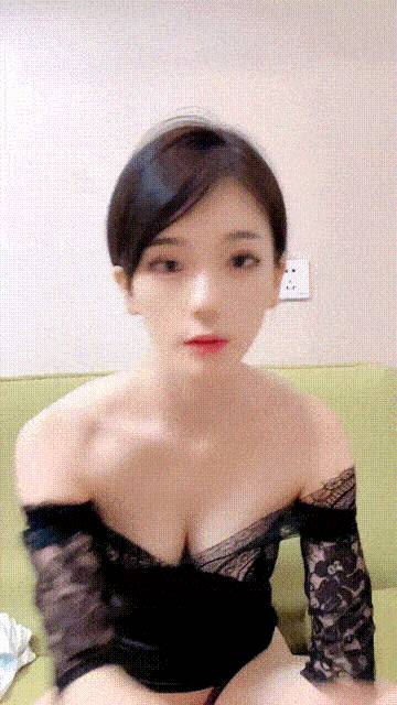 这奶子都够玩一年，短发露脸足球宝贝诱惑，极品大奶尤物听狼友指挥大秀，脱光光发骚，揉奶骚奶展示骚穴刺激[2V 1861 MB] [BT] [-]