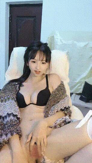 新人！校花級别女神下海~《優優》好漂亮！絕對是初戀感覺~乖巧鄰家妹子，小逼逼需要被滿足[2V 4685 MB] [BT] [-]