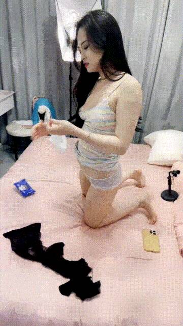-颜值不错的淫妻少妇，全程露脸伺候大哥啪啪，口交足交吸蛋蛋，让小哥吃奶玩逼激情上位放肆抽插淫声荡语不断[2V 9678 MB] [BT] [-]