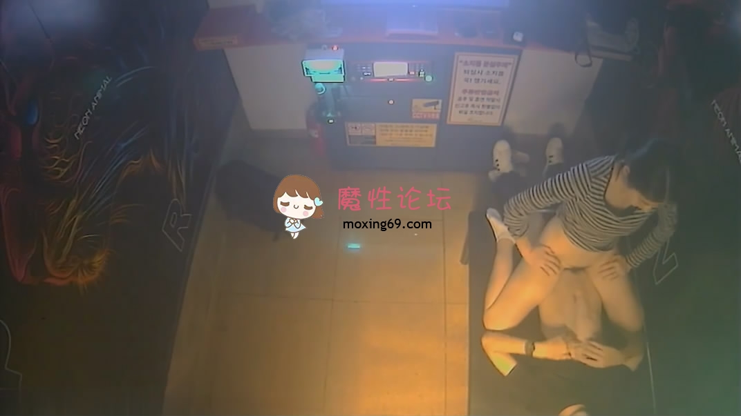 年轻情侣调皮的女生对着摄像头比剪刀手和男友在沙发上做爱小哥经验不足差点早泄[1V1790M][BT] [-]