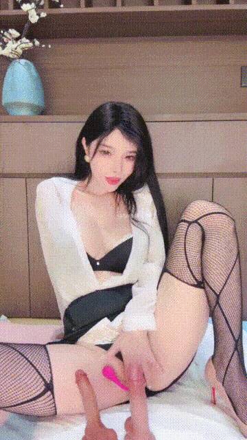 《白熙》魅惑尤物撕开丝袜拿着双根大阳棒后入骑乘流淫水 高潮喷水湿了一床 口足交一字马展示骚逼[2V 4839 MB] [BT] [-]