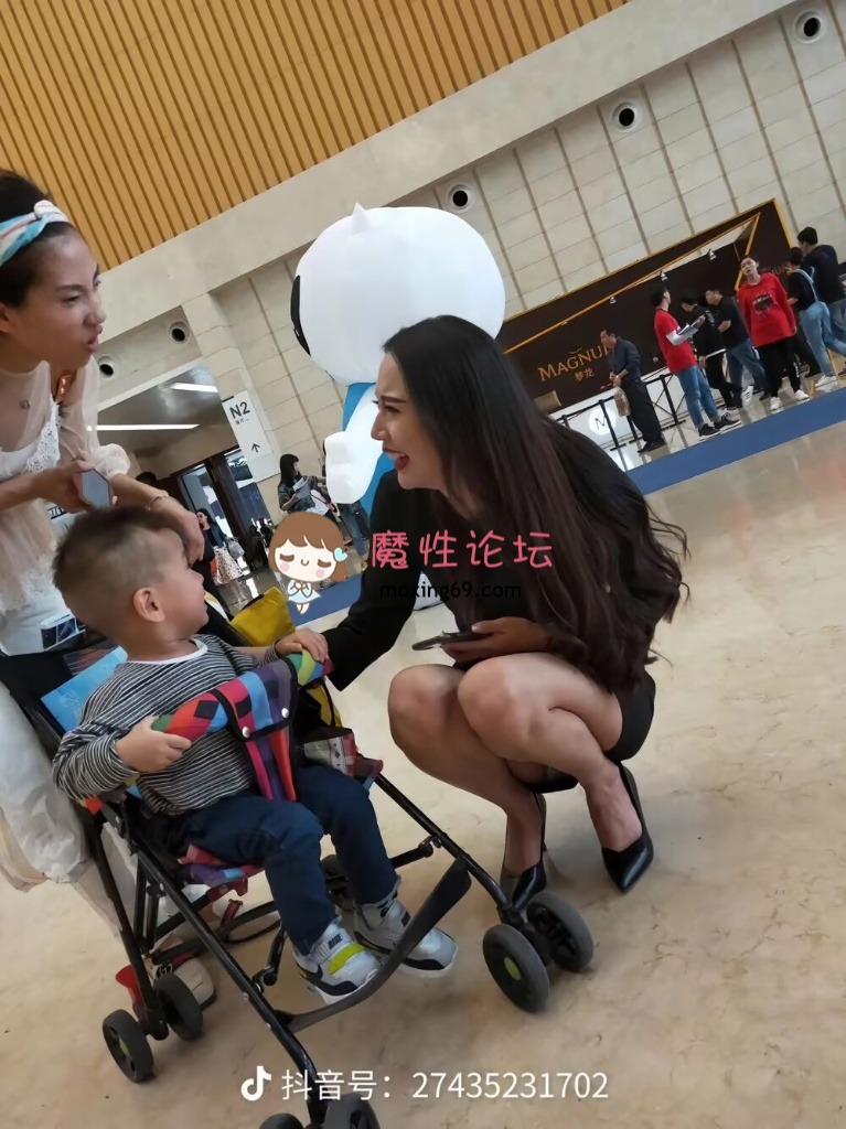 有哪位老哥知道她的 或者有她的资源  看图片像是街拍视频 [-]
