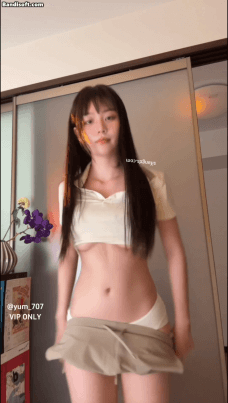 《推特 yum_707/玉米》最新VIP专享 超顶脱衣裸舞 三屏骚舞《8V+12P+936M/百度》 [-]