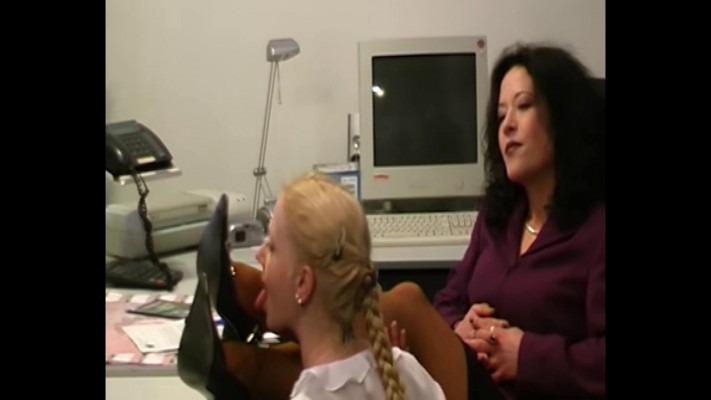 欧美调教 德国熟女阿姨老板办公室调教极品金发小美女职员 [30分4秒]