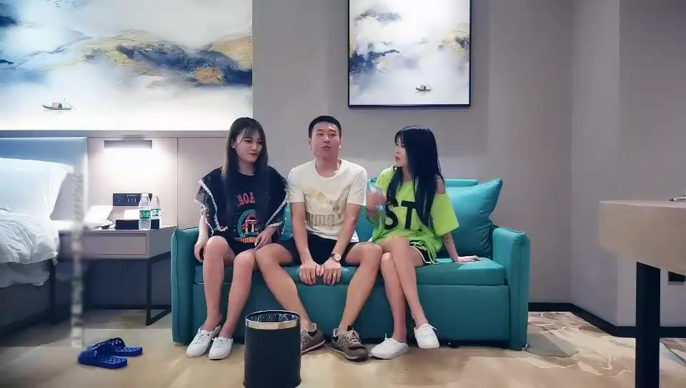 全国探花约了两个挺嫩萝莉萌妹玩双飞，躺着轮着插搞完一个再换另一个，猛操呻吟娇喘诱人[2V 737 MB] [BT] [-]